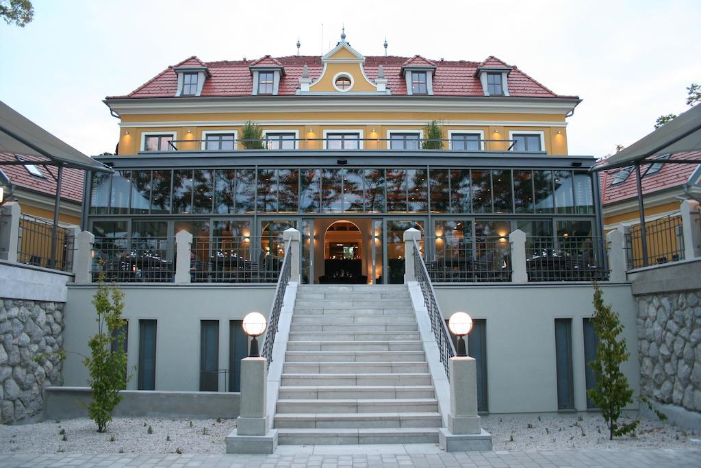 Hotel Albrecht Bratislava Bagian luar foto